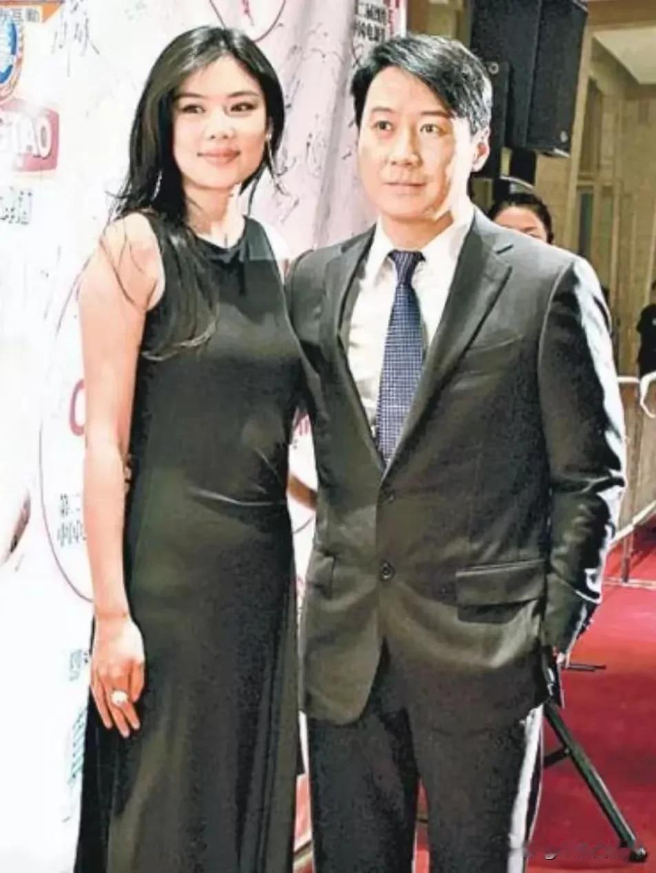 多年前，黎明和他的前妻乐基儿的一张合影，乐基儿看起来蛮正常的，黎明看起来有点怪。