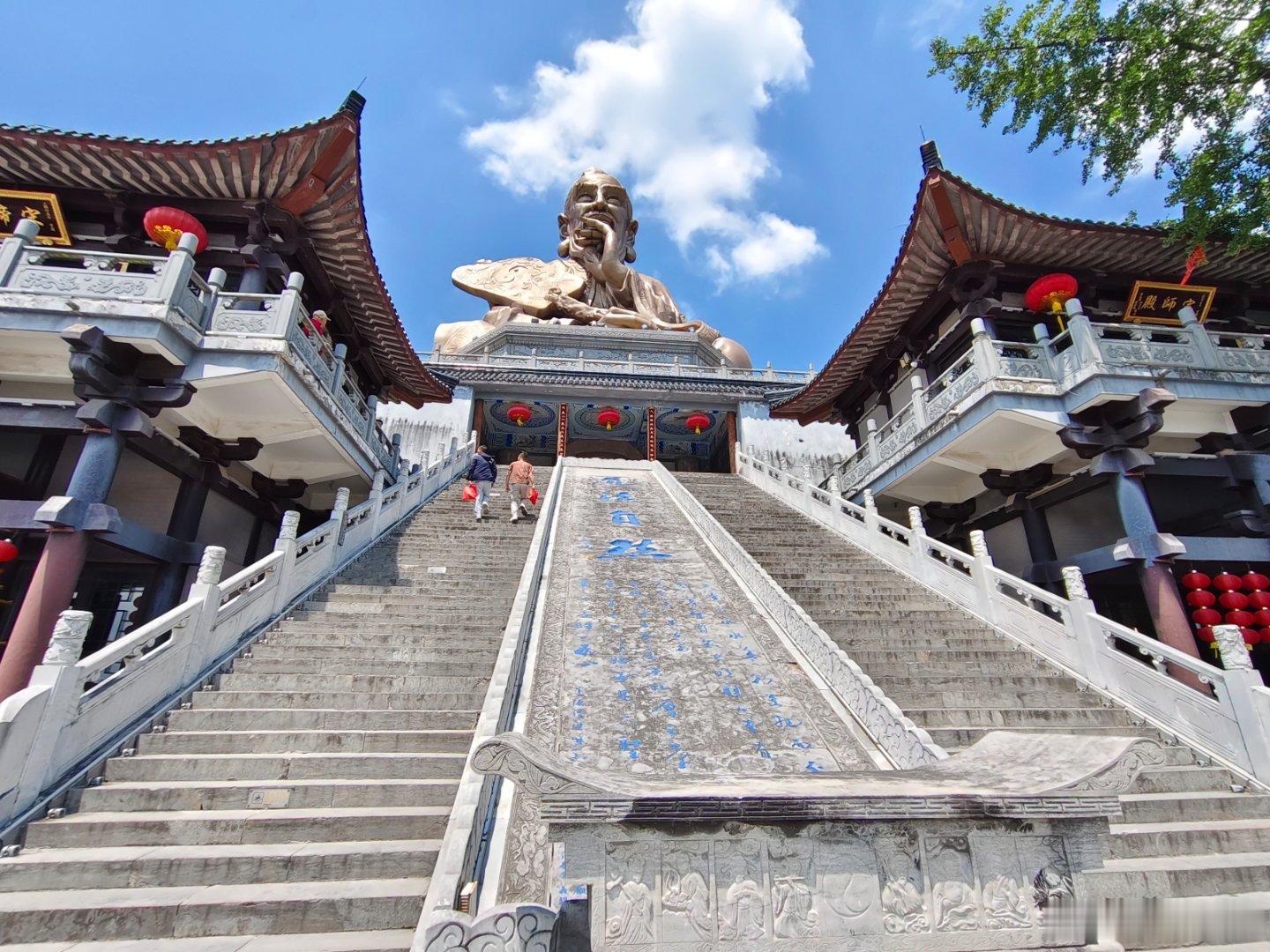 一张图证明我来过这里茅山老子青铜像，可以清晰的看到老子手掌心有一个马蜂窝，寓意游