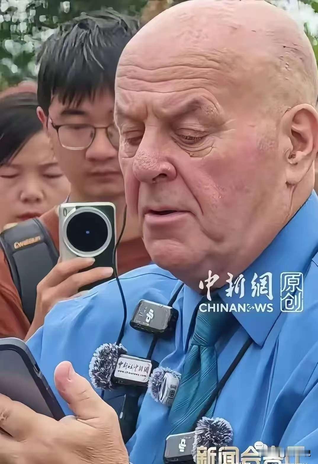 赛考斯真是言出必行。
回到美国之后，还没有完全倒过来时差，他就在海外社交平台发布