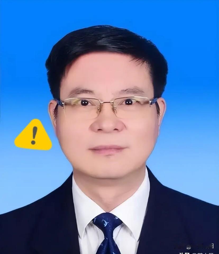 武汉曾晟被查的消息公布之后

不少网友感慨“终于来了”。

曾晟拥有博士学历，长