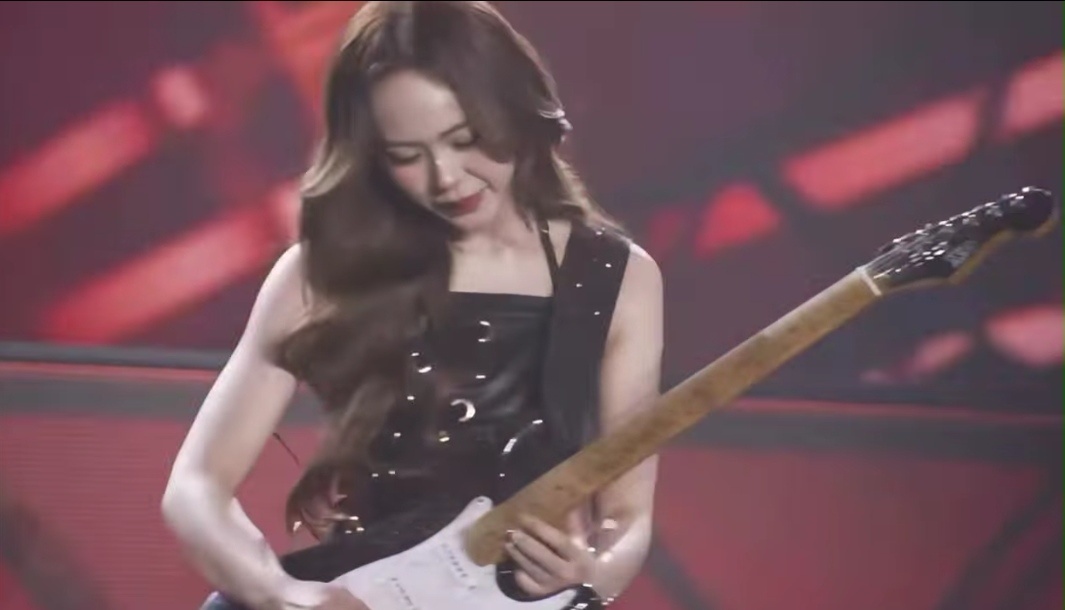 小🐷月你真的变了，这个bbf拼盘演唱会还🎸Solo了，帅😎哦 