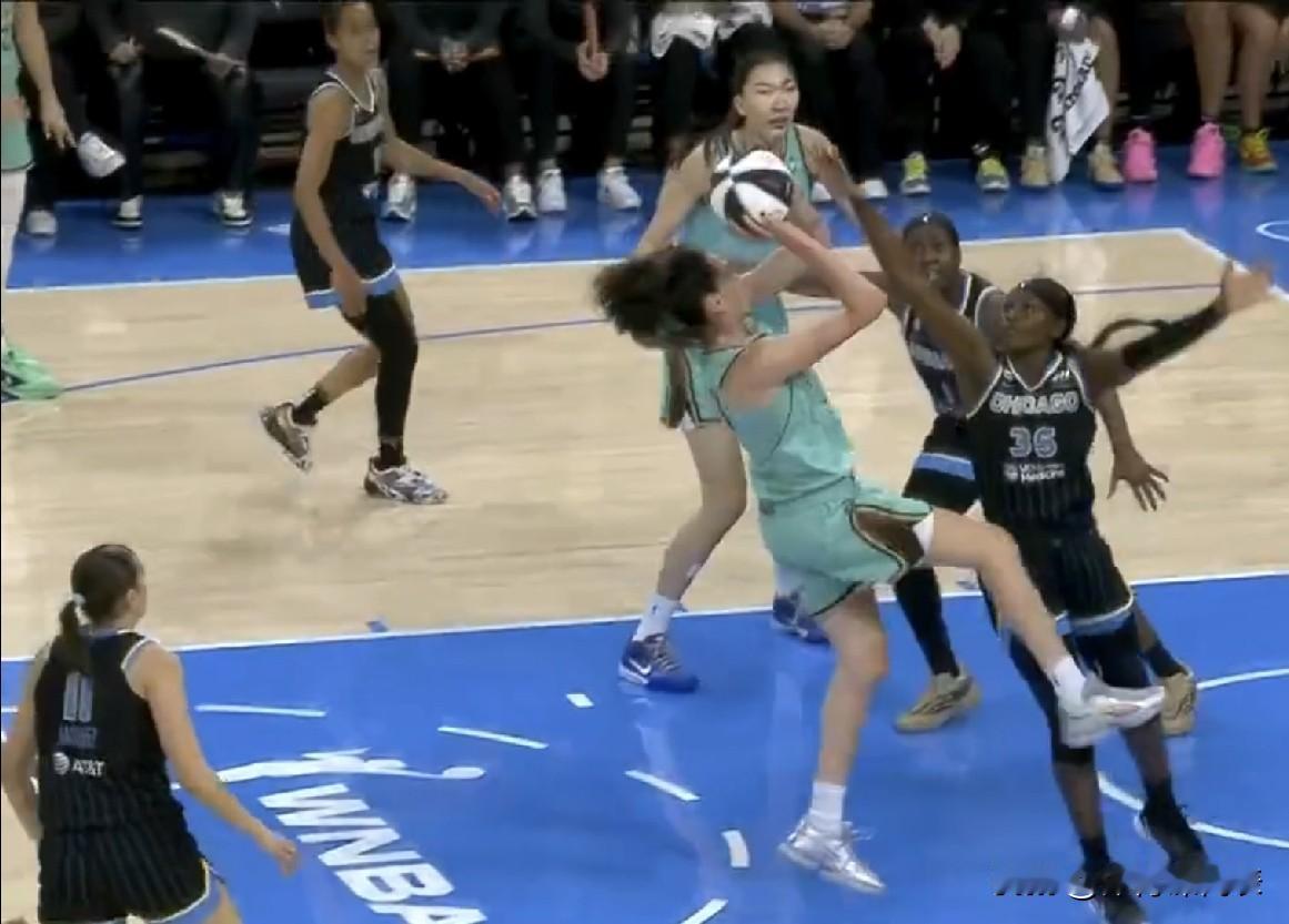 WNBA常规赛实时战况，韩旭半场替补出战8分钟贡献2板1助3封盖，自由人半场领先