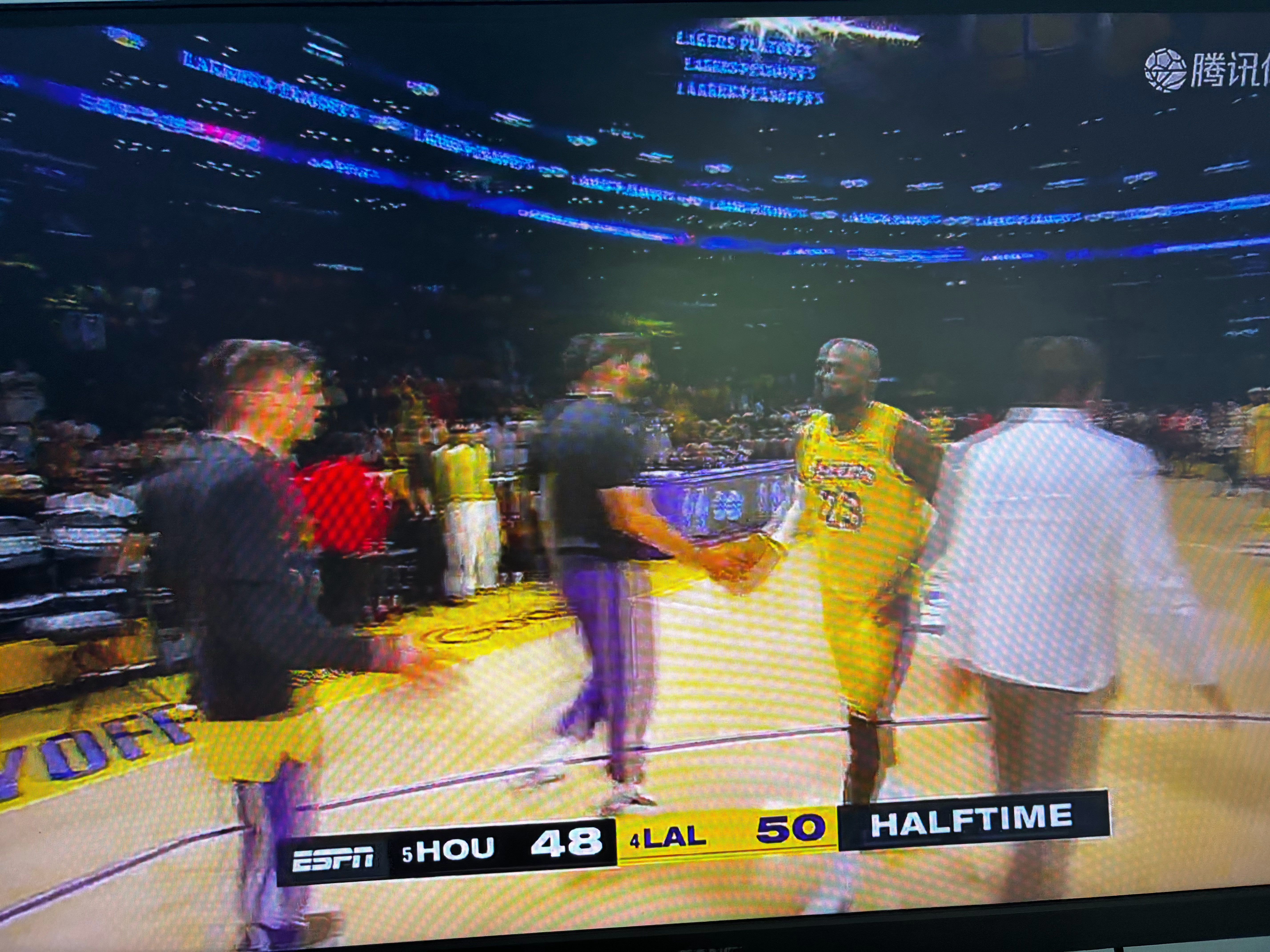半场比赛结束，湖人50:48火箭，稍稍领先2分。湖人这边就看詹姆斯下半场的体力能