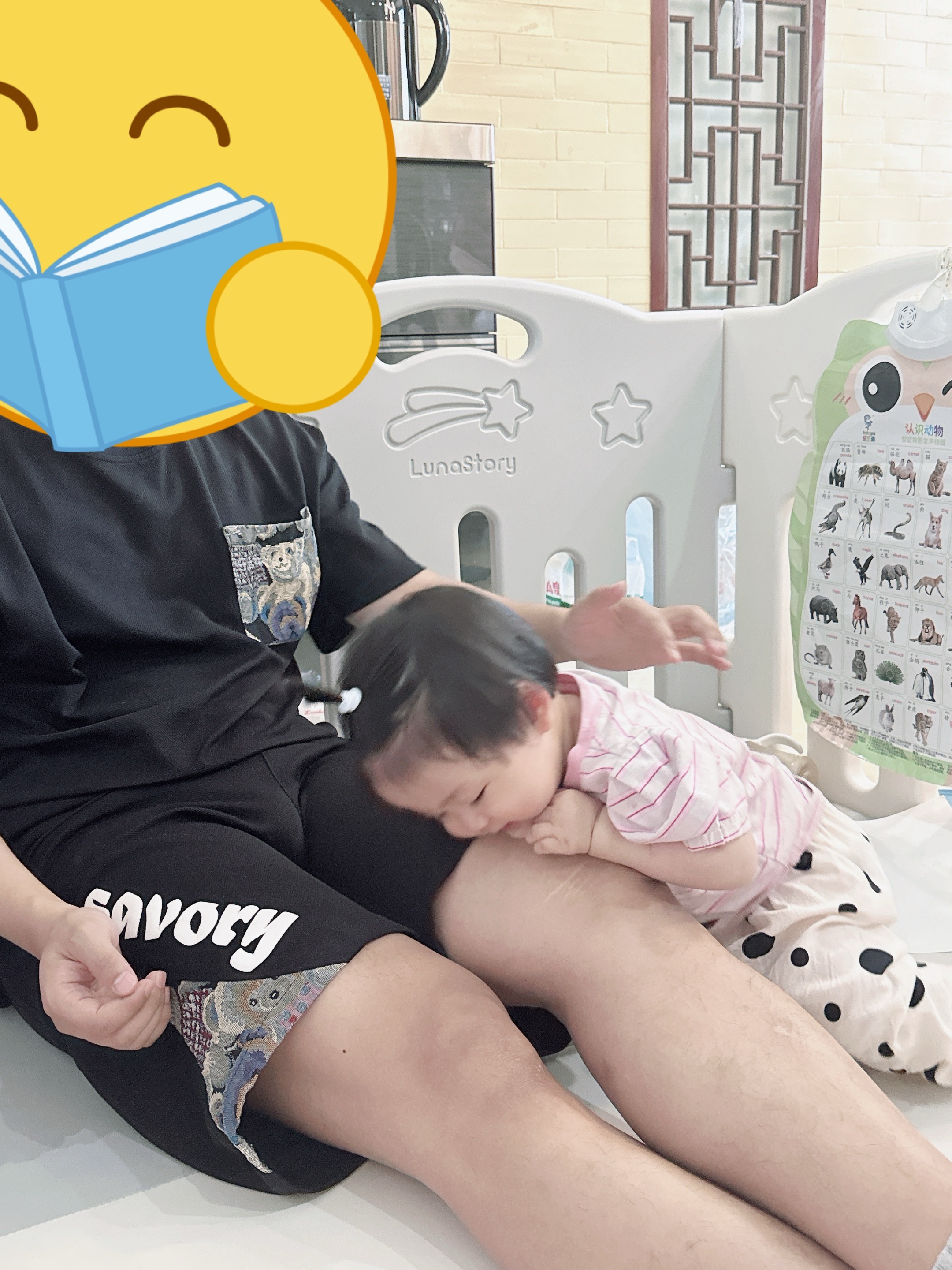 大碗和小碗都要薛老师抱着小🥣就把头一歪躺在爸爸腿上我：嫉妒 