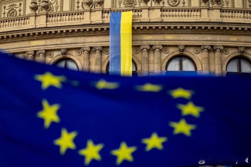 【《金融时报》披露和平方案草案：乌克兰或于2027年初前加入欧盟】海外新鲜事俄乌