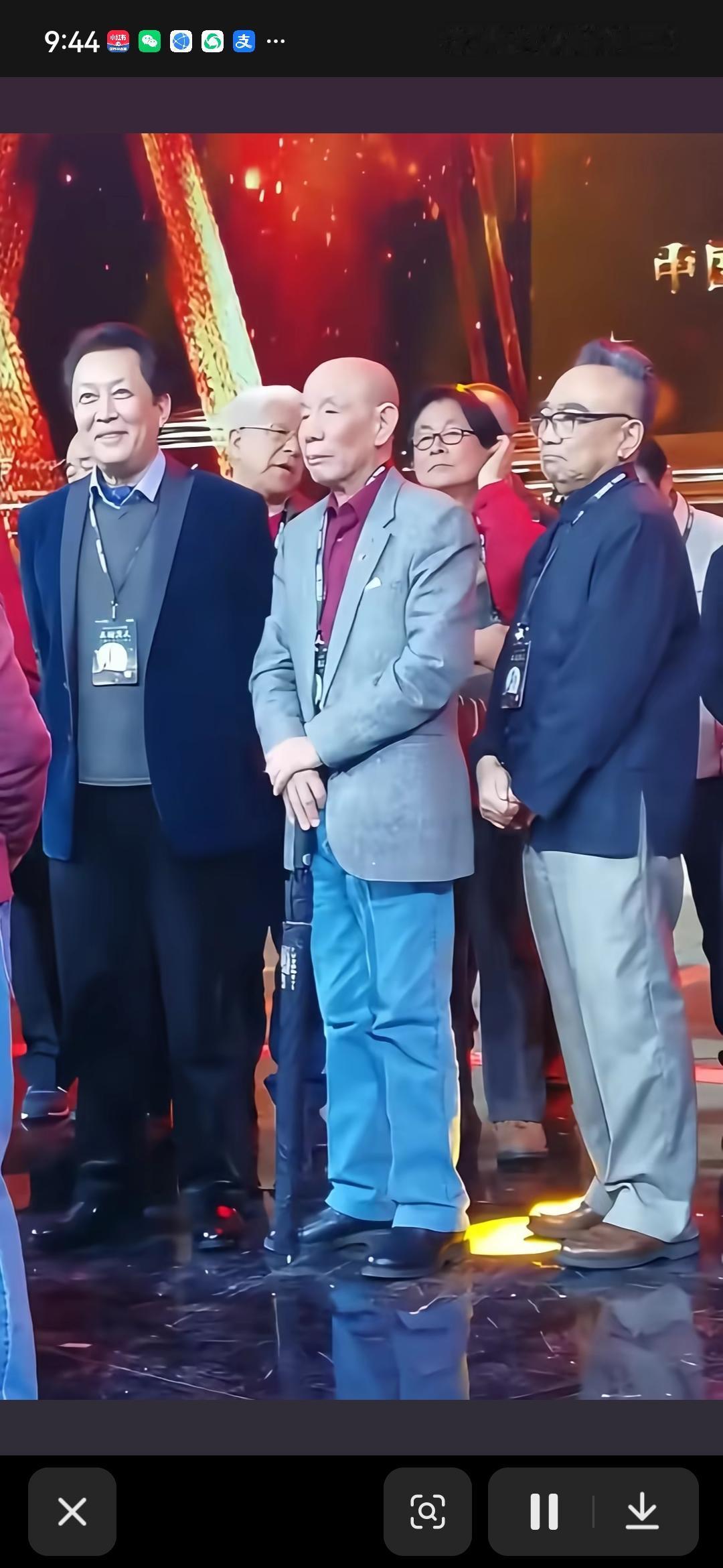 1994年，在三国演义的庆功宴上。鲍国安端着酒杯走到魏宗万面前，说："你的司马懿
