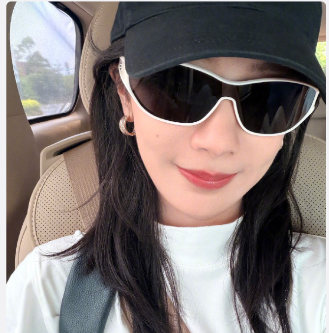 杨紫这次广州“walk”的私服，主打一个松弛感拉满的早秋氛围！极简的All Wh