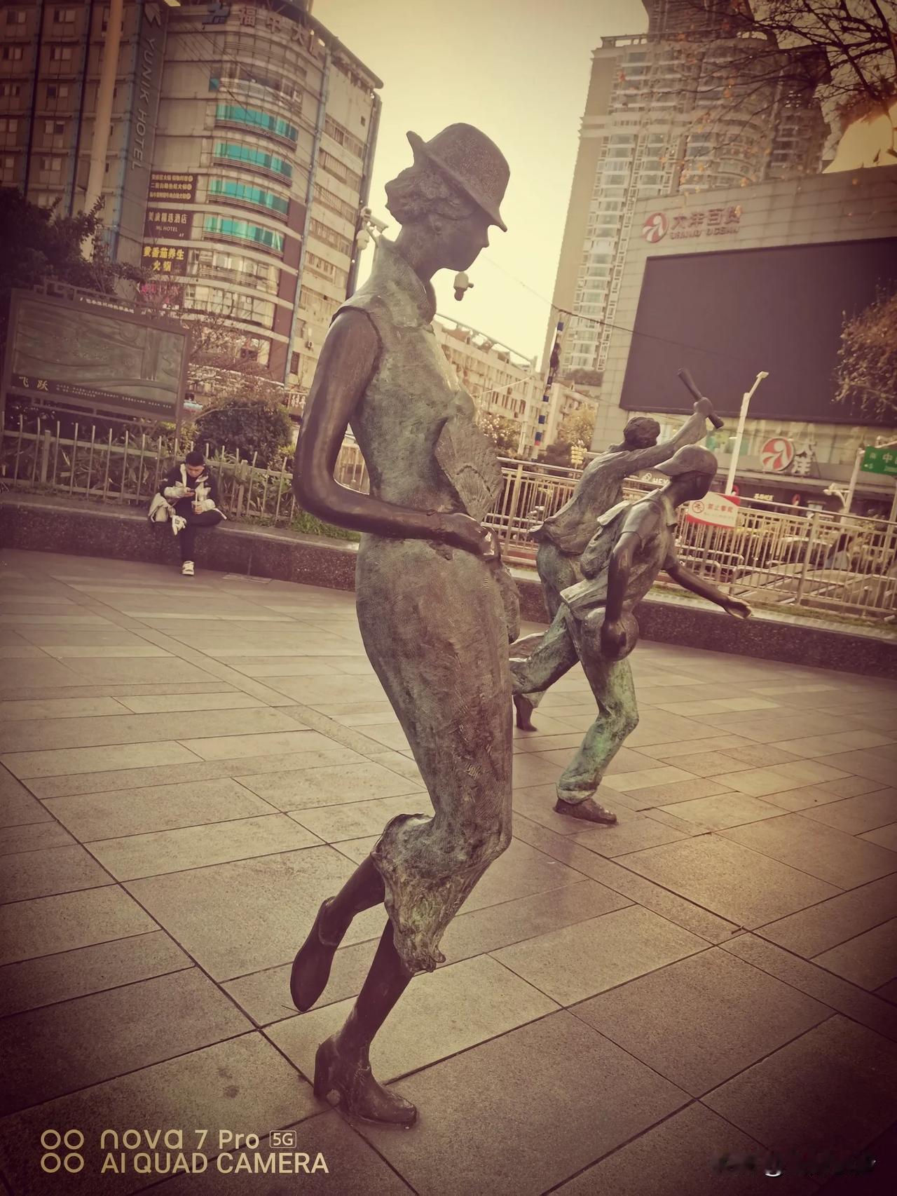 中央商场南广场，壁画群雕展风华！红色秦淮现场教学基地
诞生
1936年1月12日