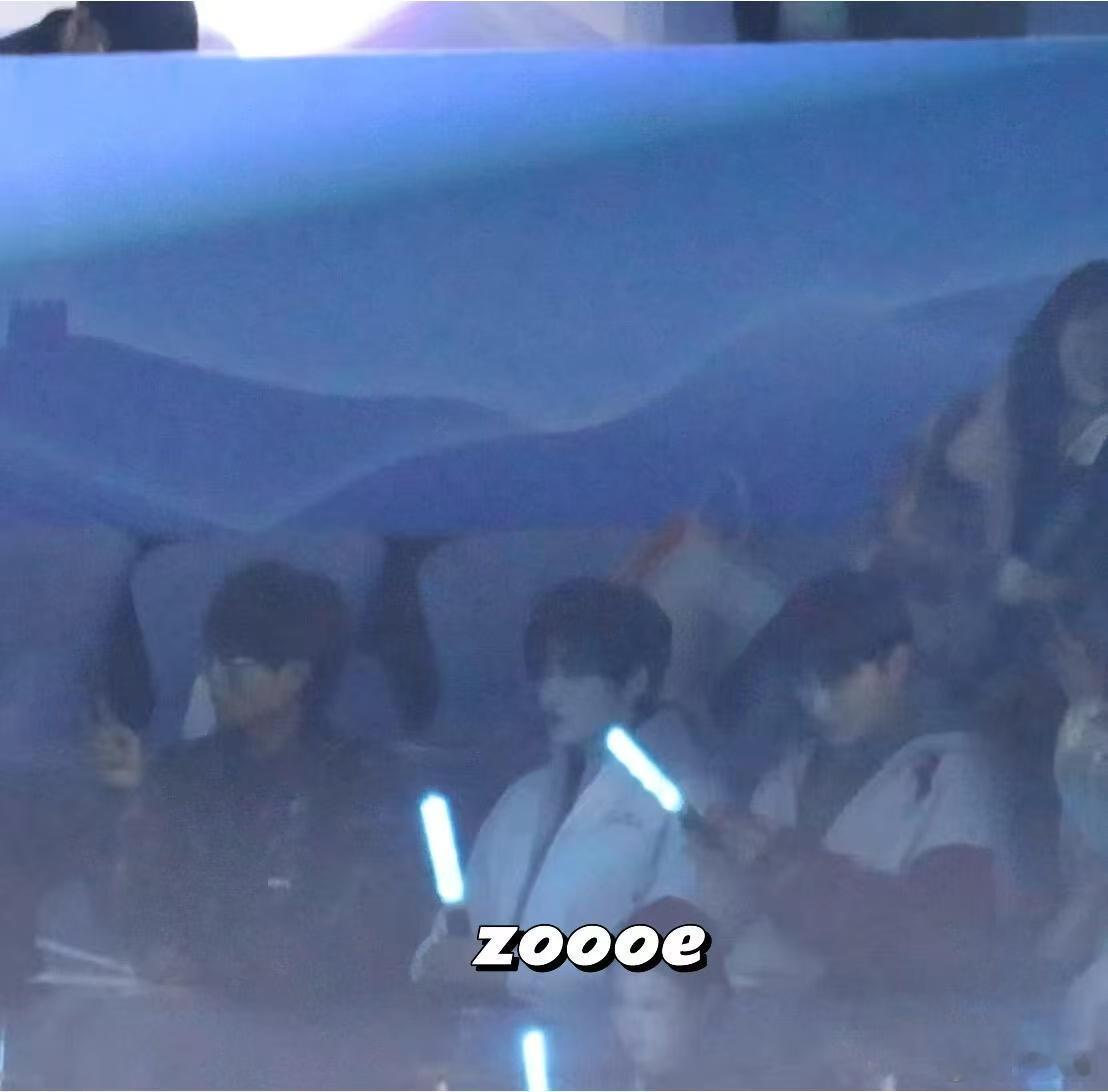 张杰演唱会偶遇余宇涵在张杰演唱会偶遇余宇涵 没想到余宇涵也会来鸟巢看张杰演唱会，