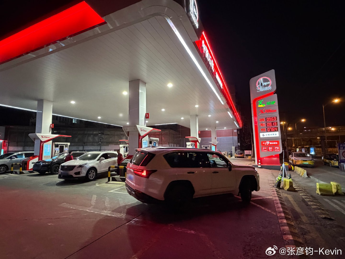 跑步路过加油站，今晚居然没啥人，也不排队，估计着急的都是昨天提前加满了。现在92