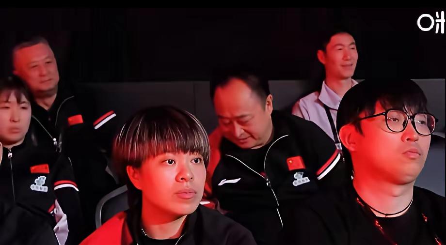 莎莎挑战鹰眼时，镜头推向了看台，看台上的567看到鹰眼回放时也开心地笑了。
香港