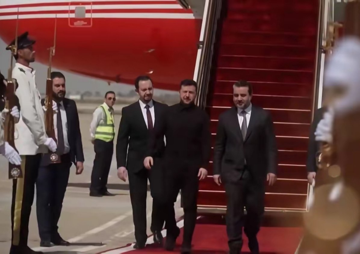 跟俄罗斯铁了几十年的叙利亚，居然给乌克兰总统泽连斯基铺红毯最高礼仪相迎！ 
