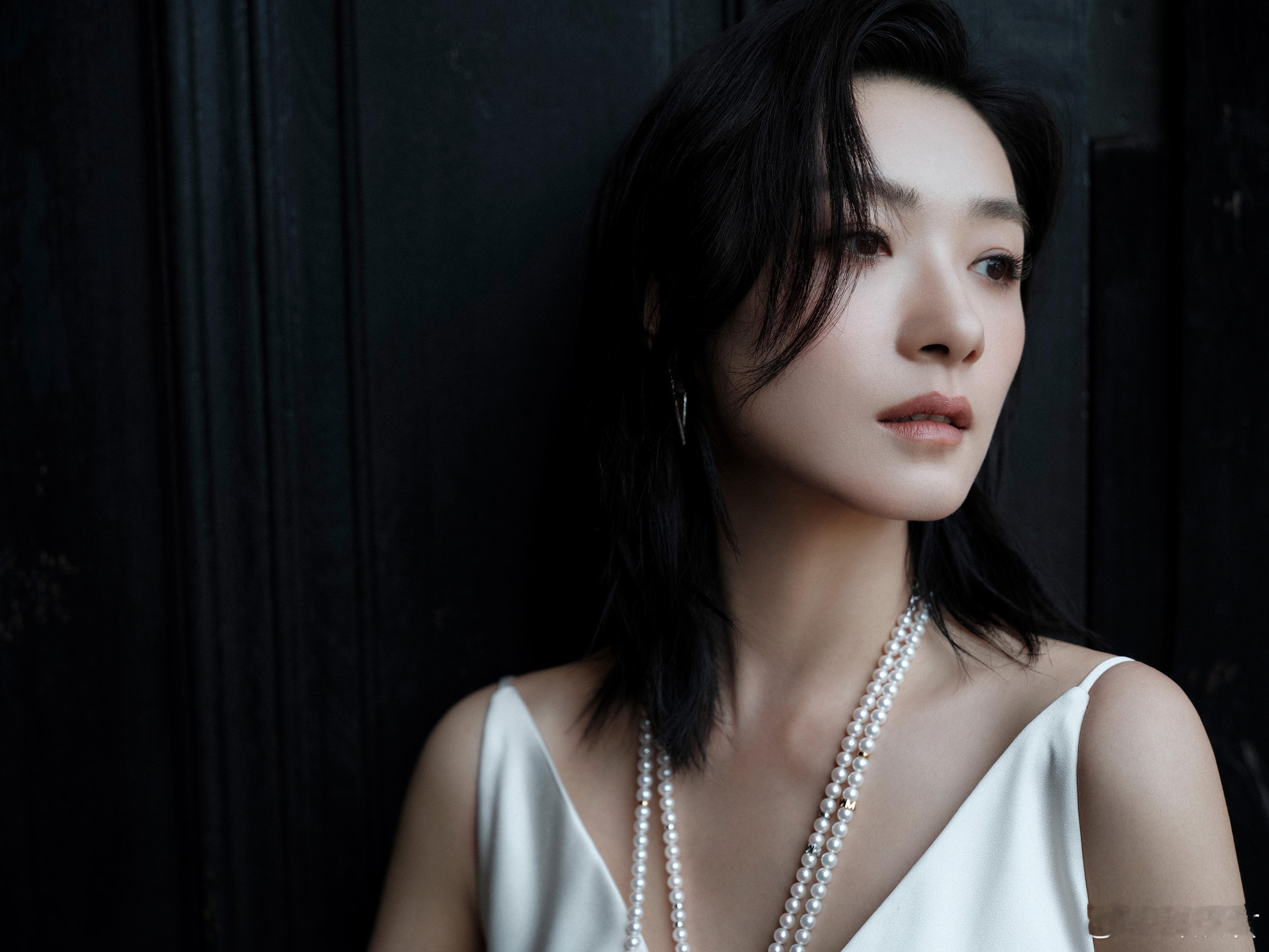#万茜锁骨发#为什么女明星的脸能这么精致！看了万茜出席活动的照片想说，万老板的下