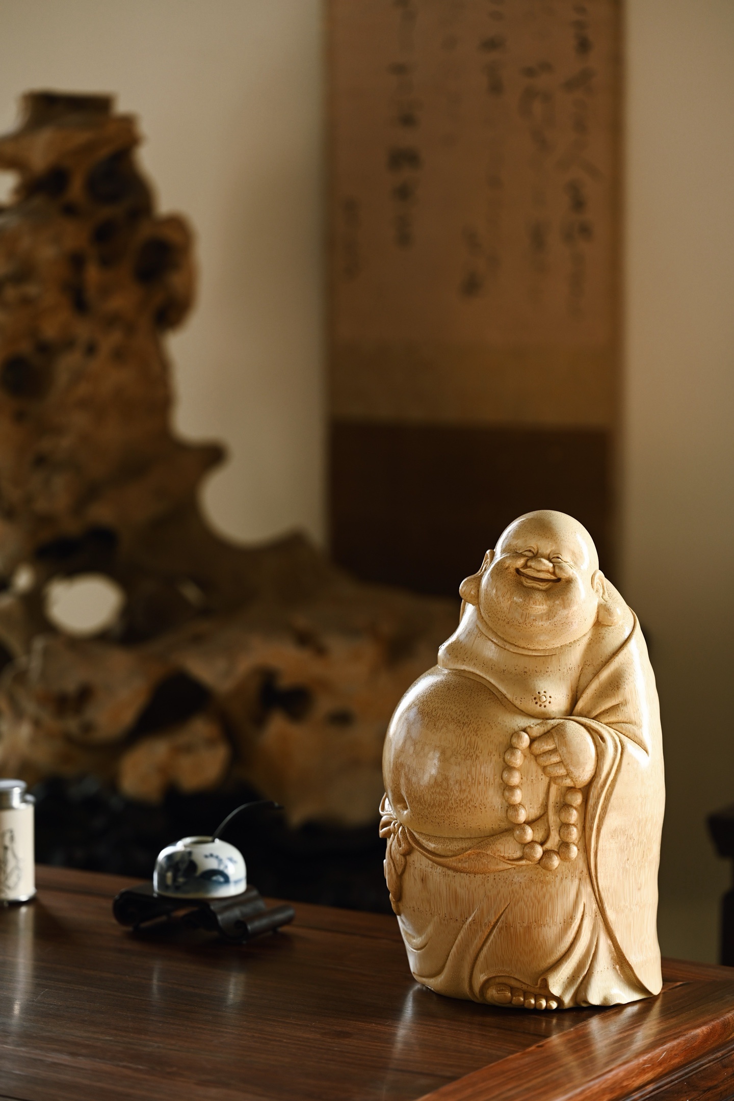 竹雕 | 弥勒佛弥勒形神相融，笑意欢喜豁达，一手持念珠，一手持布袋，既添俏皮灵动