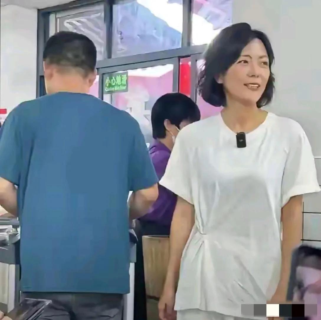 镜头中的杨乐乐胖瘦合度，身姿曼妙，眉目清秀，可是却明显地有了中老年妇女的既视感呀