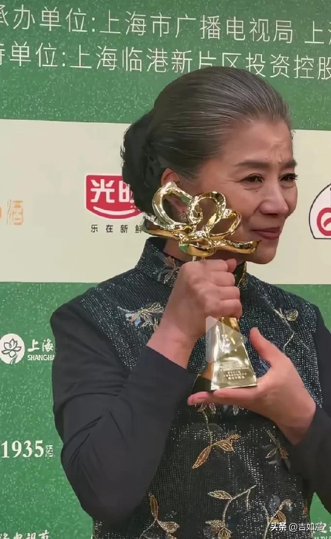 迟蓬老师荣摘白玉兰配角奖，众人皆欢，皆觉这是实至名归。
迟蓬老师向倪萍老师喊话：