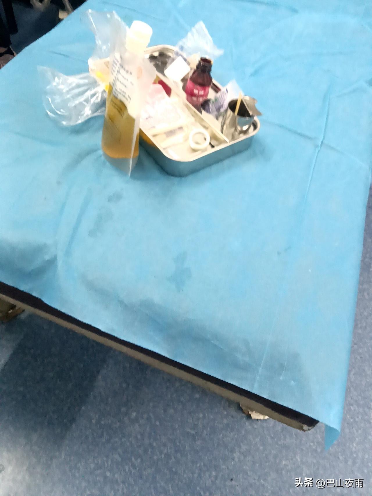 医院这张操作台
看一次心里酸一次
 
谁懂啊，每次来医院看到这张操作台，心里都咯