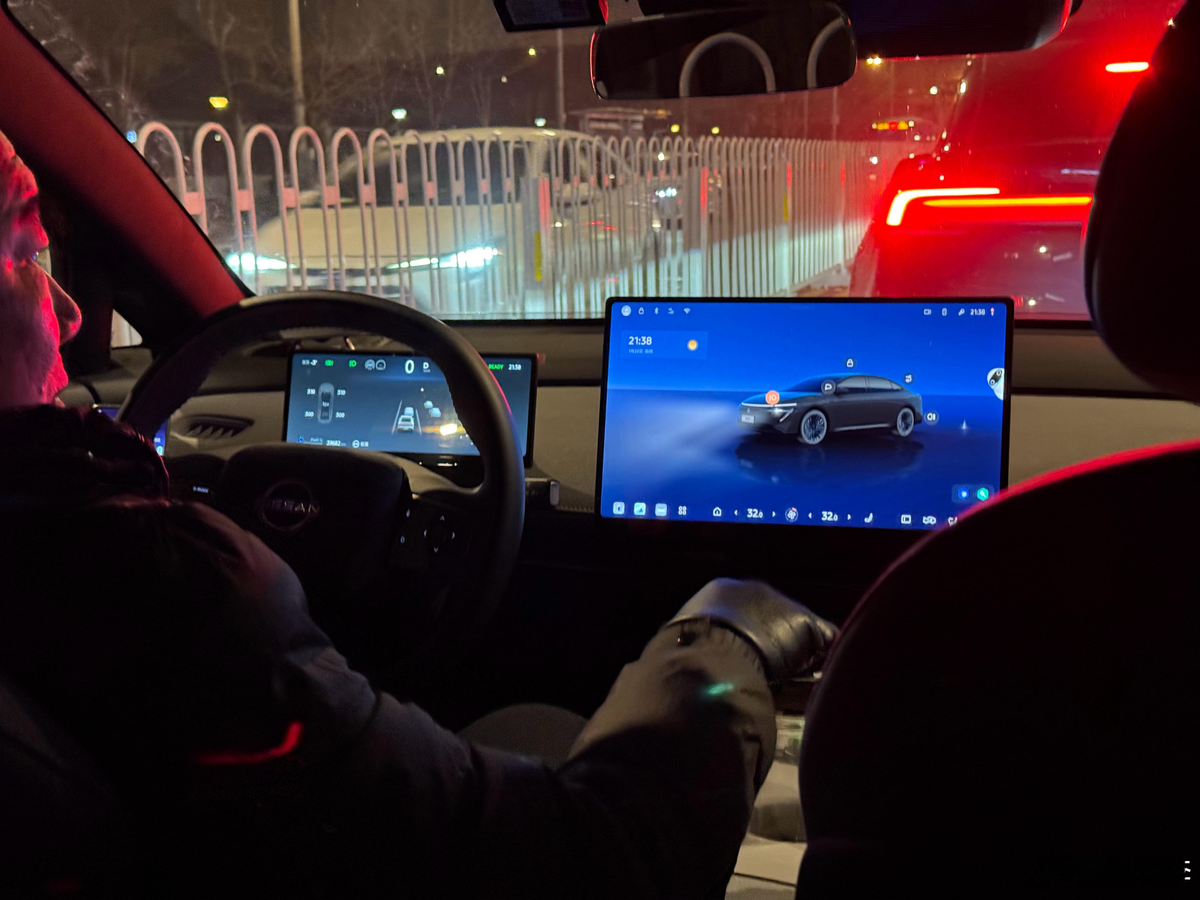 第一次叫车叫到日产N7，问了下师傅用着咋样“开着坐着都舒服”“我这俩座椅（前排）