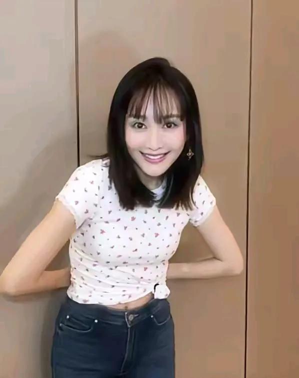 她是娱乐圈的话题女王，有人说她跟别人在深夜聊过剧本，也有人说她已经秘密结婚生子，