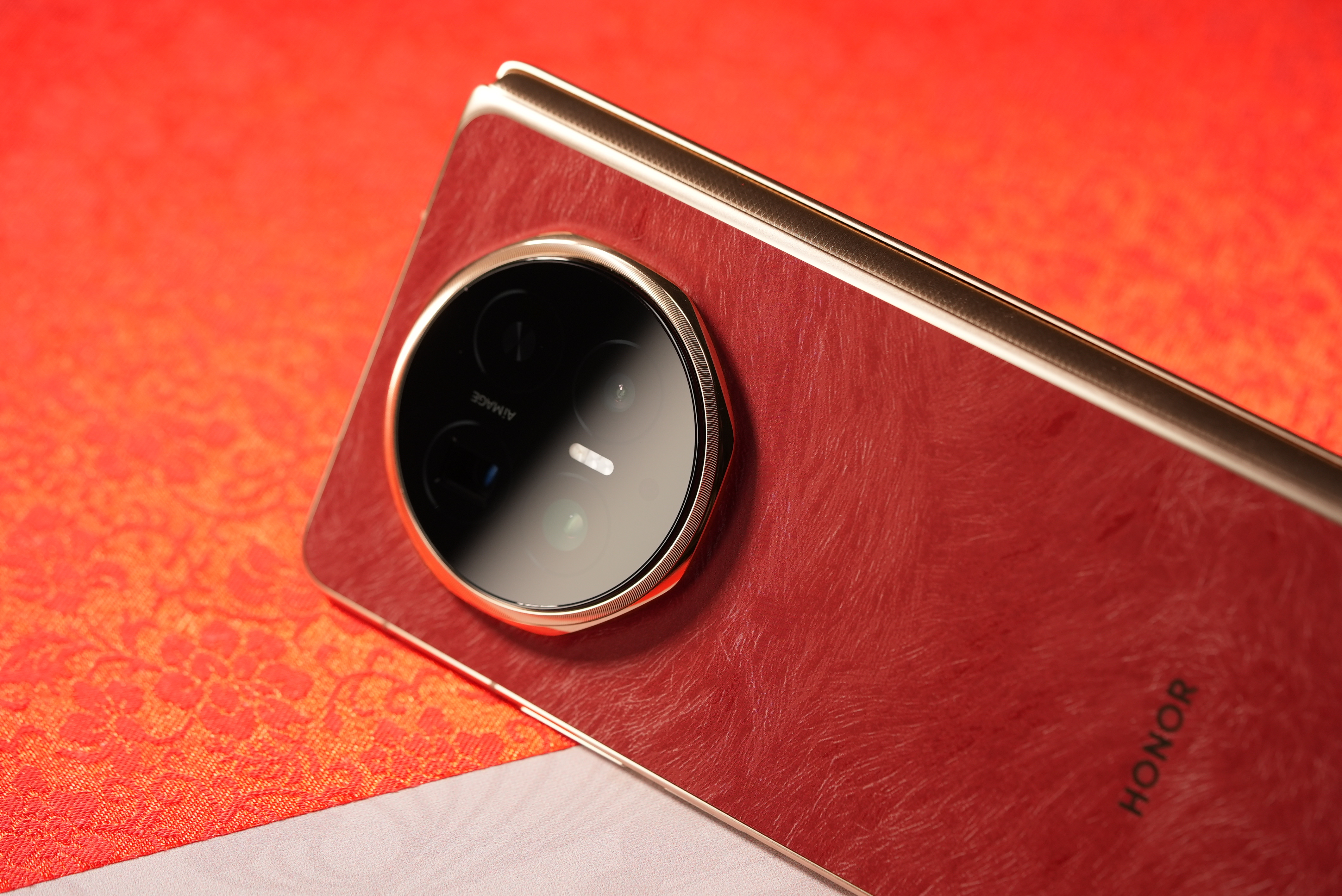 荣耀新大折叠MagicV6赤兔红实拍，相当精致！喜欢吗？