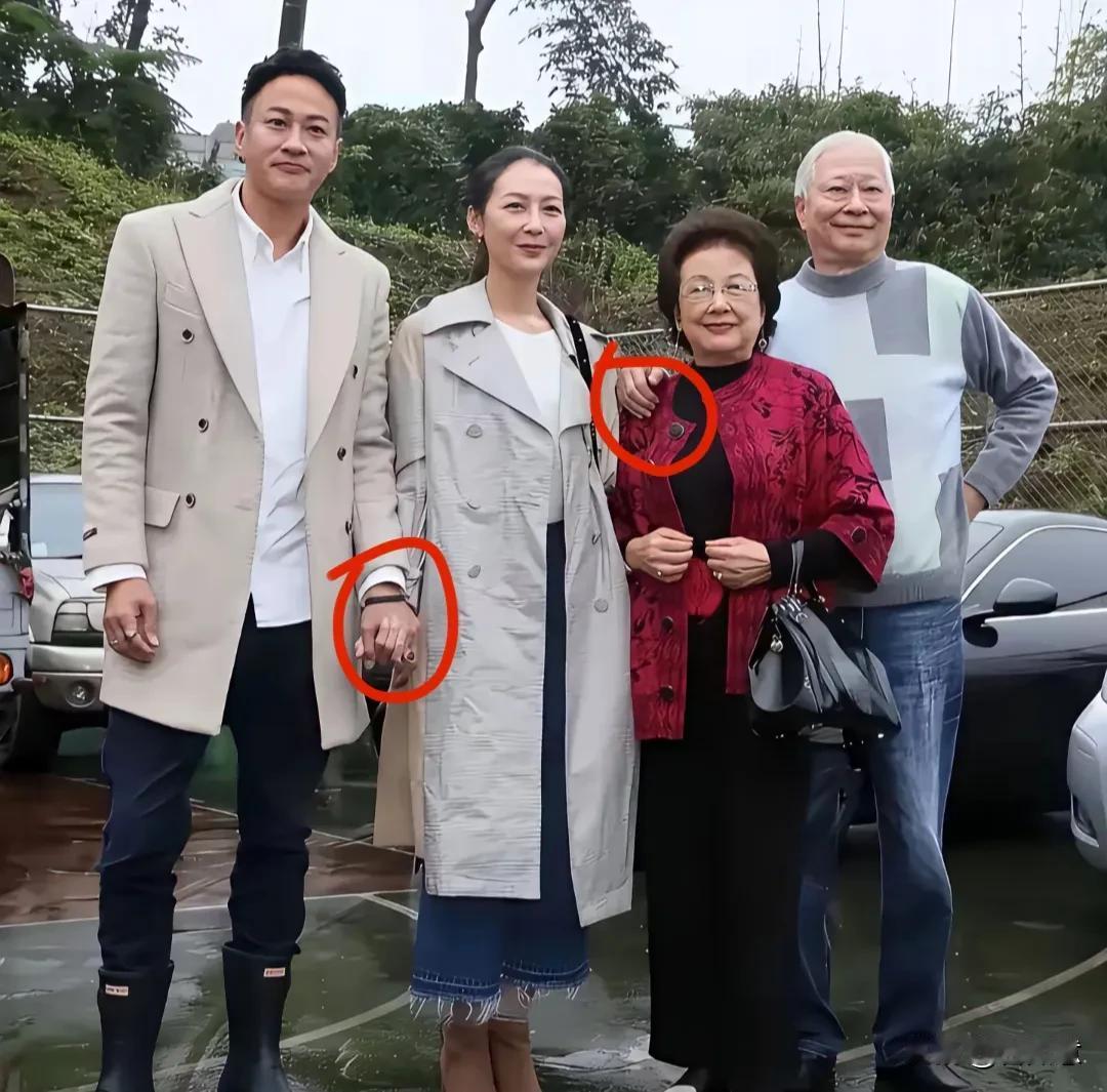 一看这手拉手
一看这手搭肩

立马能感觉到

这家人多恩爱
这家人多美满