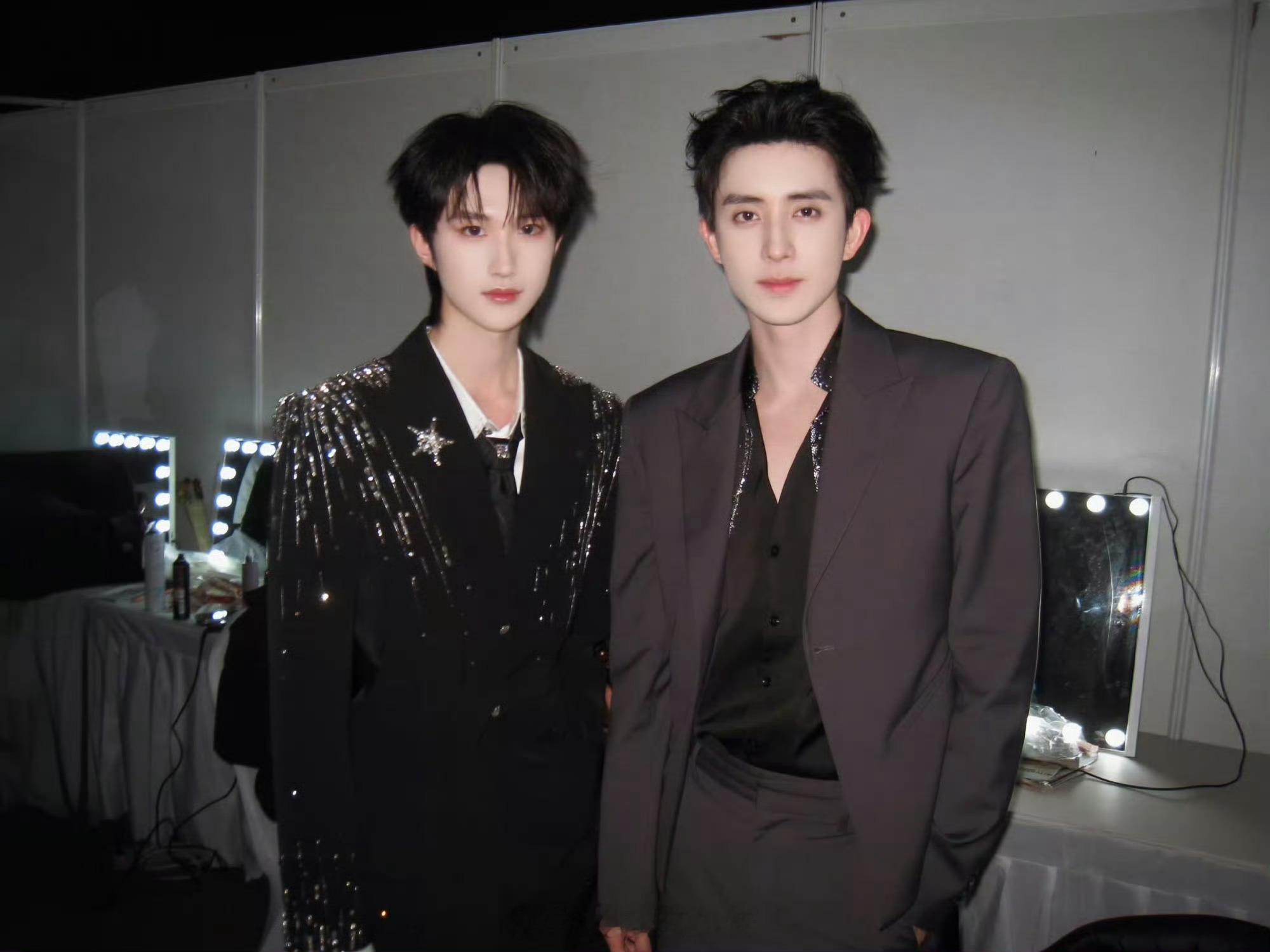 敖瑞鹏认识了新朋友敖瑞鹏晒和黄朔合照 从现在起，这个组合叫“敖朔”，我是第一个粉