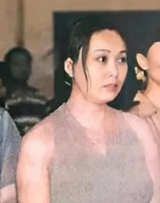 1999年，警方捣毁了位于北京亚运村“七号别墅”的特大“淫窝”。然而，组织者的身