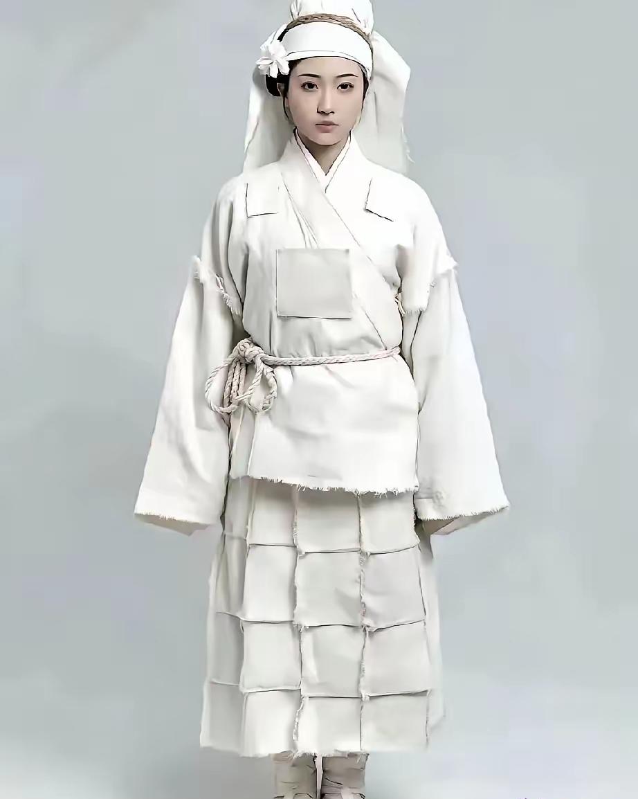 特别好奇，这衣服是谁设计的？真的会有人买吗？穿这些衣服的都是什么样的人吗？不理解