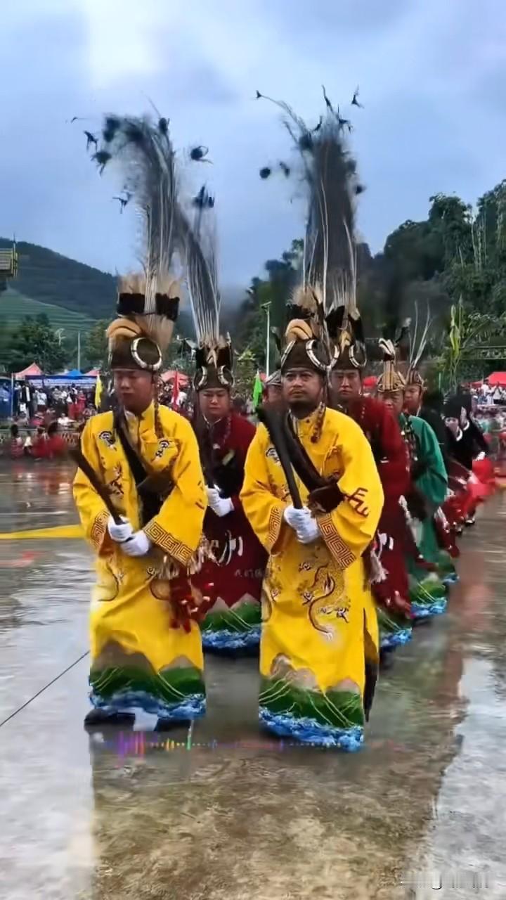 你喜欢《目瑙纵歌》的阳刚之气吗我非常喜欢铿锵豪迈的目瑙纵歌，舞步大气磅礴，满满的