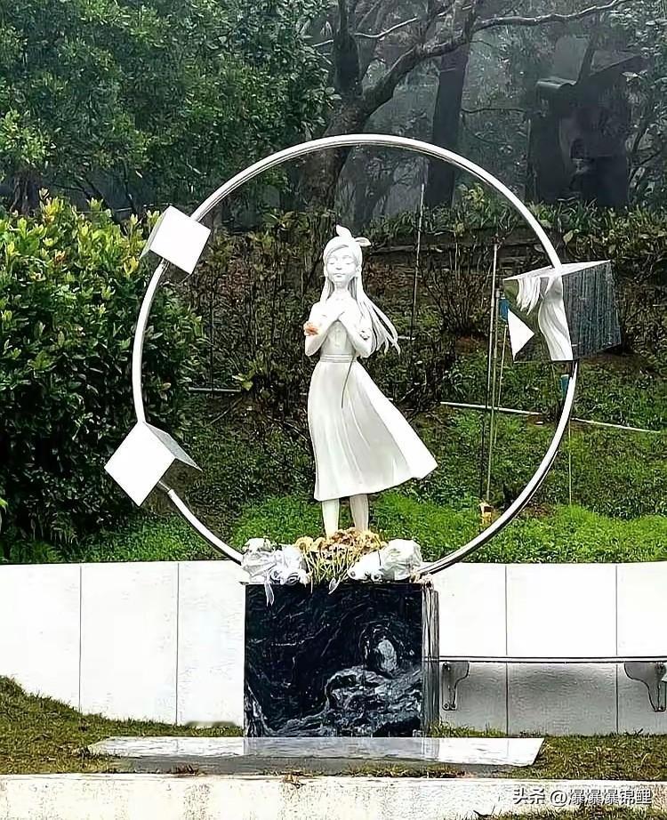 说实话，这一幕真挺让人唏嘘的。

那边还在那大张旗鼓，砸了310万给亲妈立个雕像