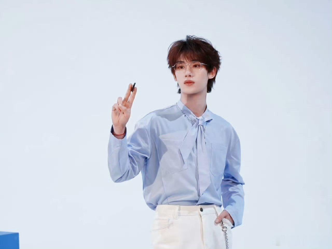 姚景元一下就认出了丁程鑫的眼睛 狐友娱乐扫楼名场面来袭，仅靠双眼就精准认出对方。