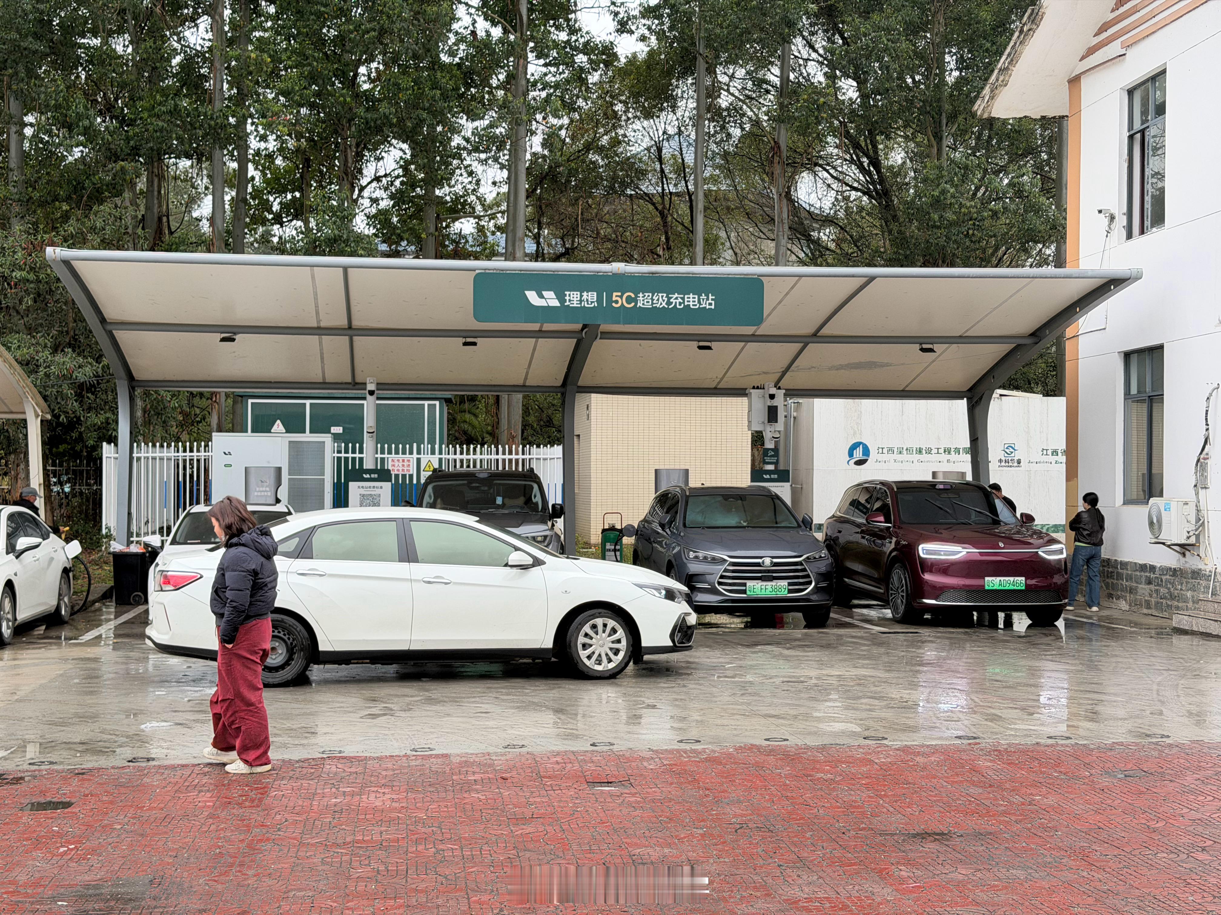 都已经十一了，想要在服务区充上电还是不容易 赣州