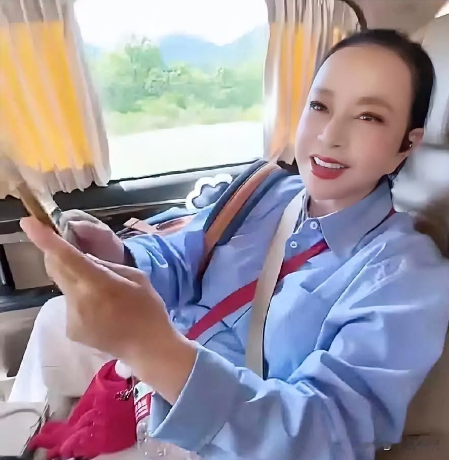 刘晓庆实拍视频卸下假发，素颜真实状态尽显岁月痕迹，不过看上去自然，依然很美！
 