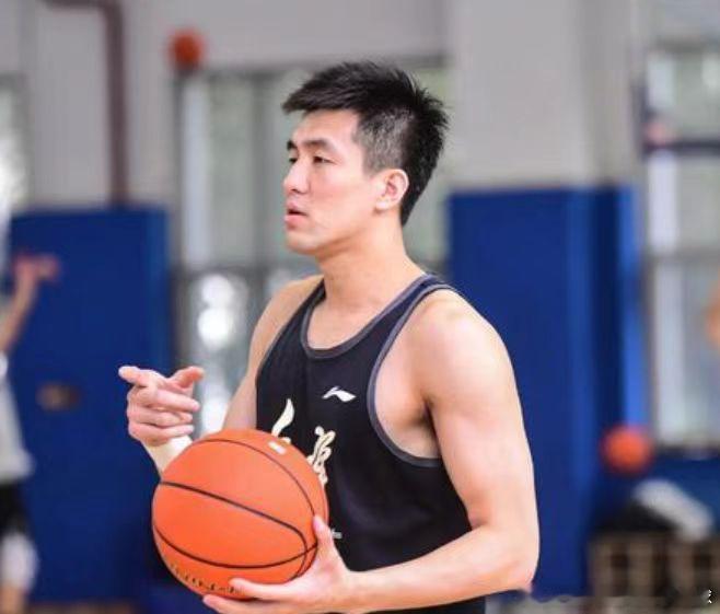 郭艾伦对爱错这歌是真爱郭艾伦眼伤后首次直播，状态看着很不错啊！再次唱起《爱错》，