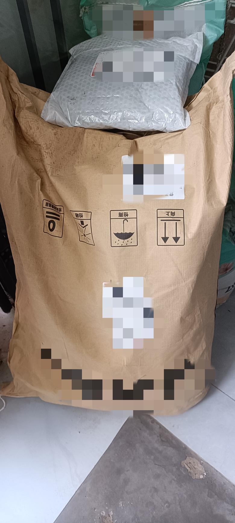 今天收到来自上海的热心网友@甜酒奶咖 寄来的20斤猫粮和一份赠品。这位好心人已是