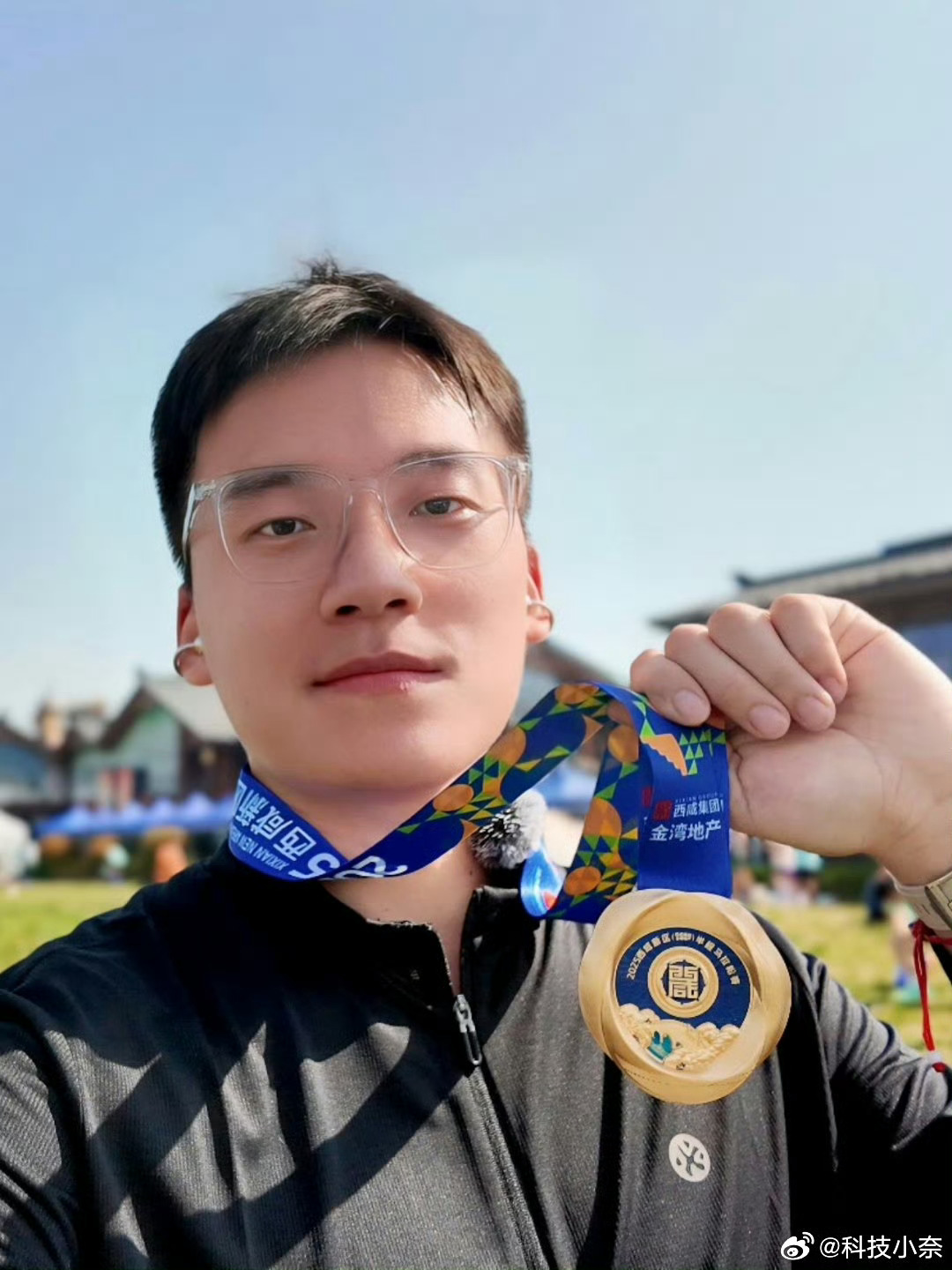 有哪些数码产品是穿搭神器那必须还得是华为FreeClip了！别说日常挺勤，我连去