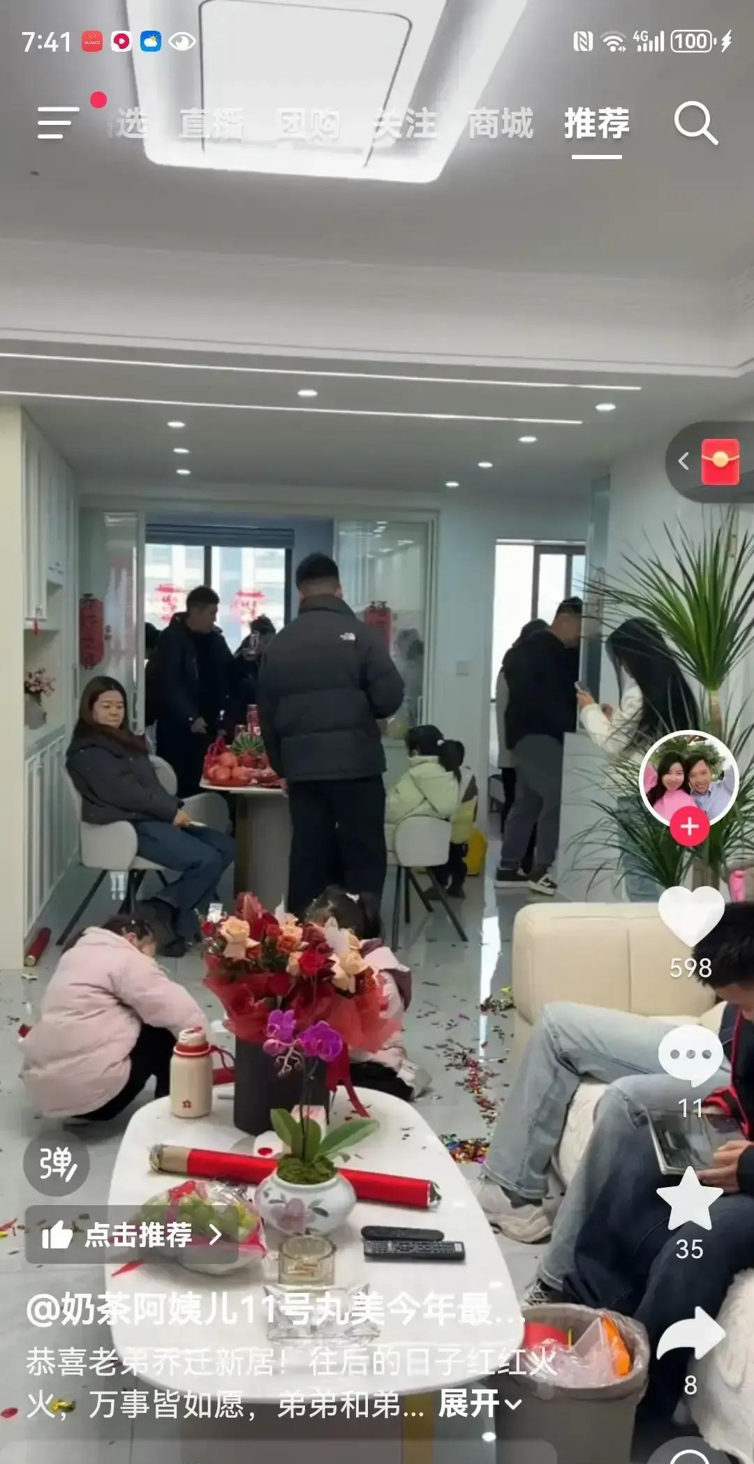 老胡直播翻出一衣柜旧夹克自证清白，为啥一半网友反而更质疑了？
镜头怼着衣柜门，他