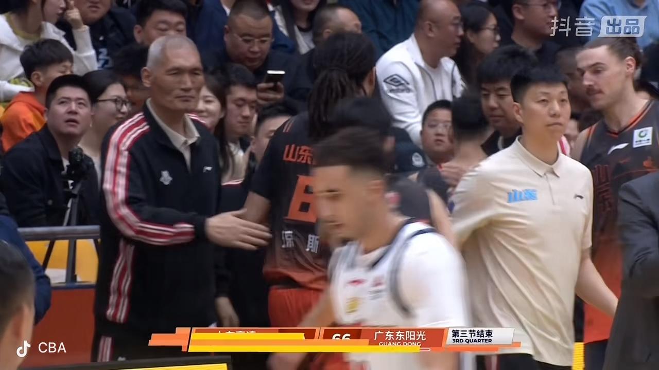 没有想到，三节比赛结束，广东男篮落后，我可是预测广东男篮最终取得胜利✌️！

 