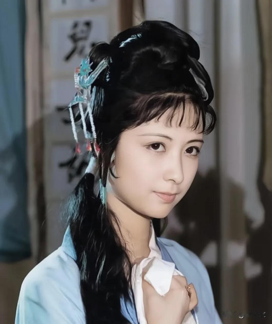 尤二姐不应该进入贾府，因为她进了贾家，凤姐故意克扣她的生活费，导致她缺衣少食。