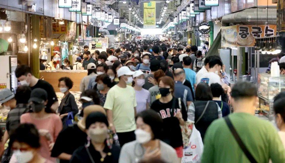 在汉语言文化圈，不少东亚国家也过中秋，但习俗大不同。韩国称中秋为“秋夕”，是全年