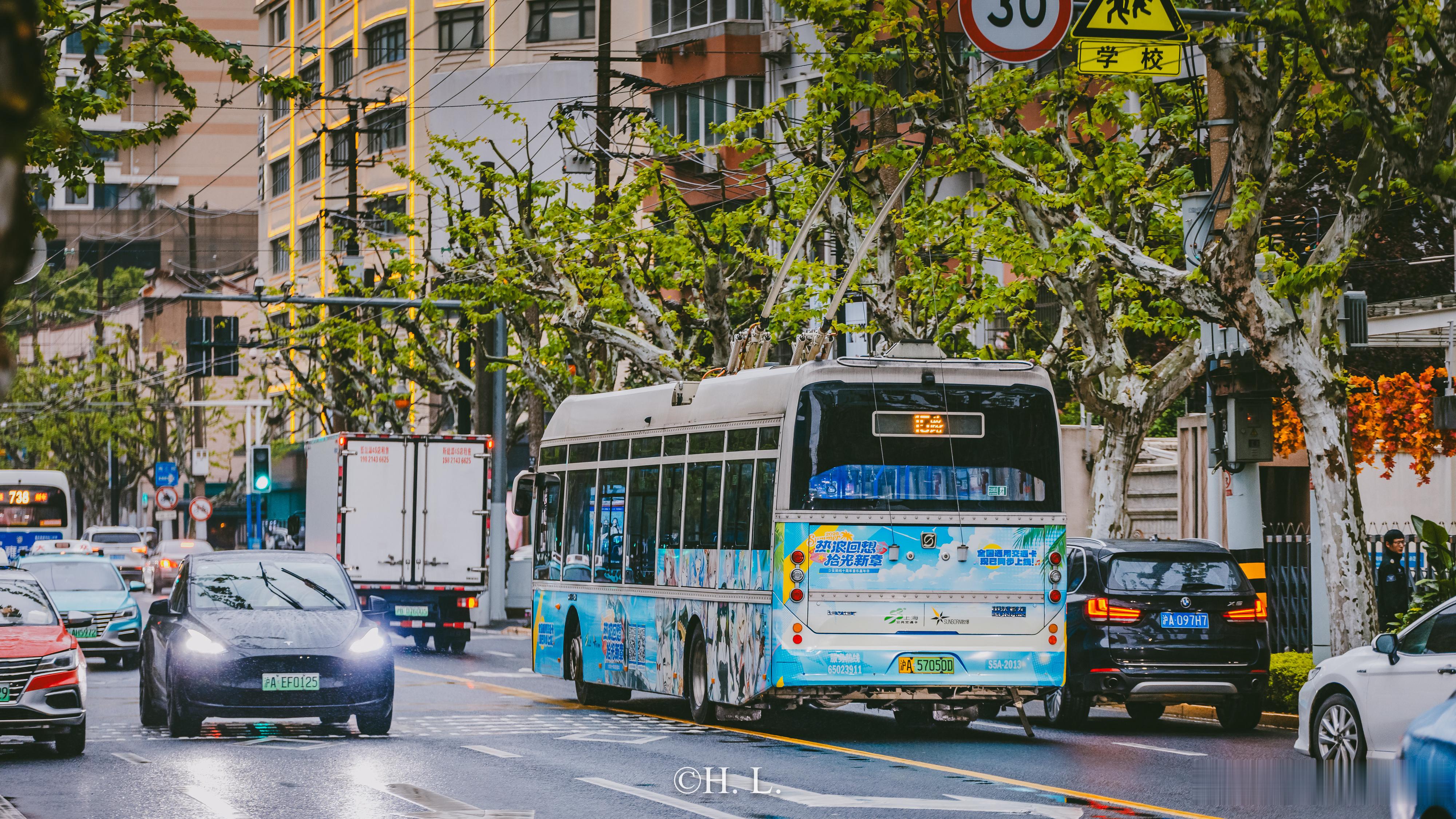 无轨电车新广告：少女前线十周年。浅蓝底色，交通卡联名。15路2013号和20路2