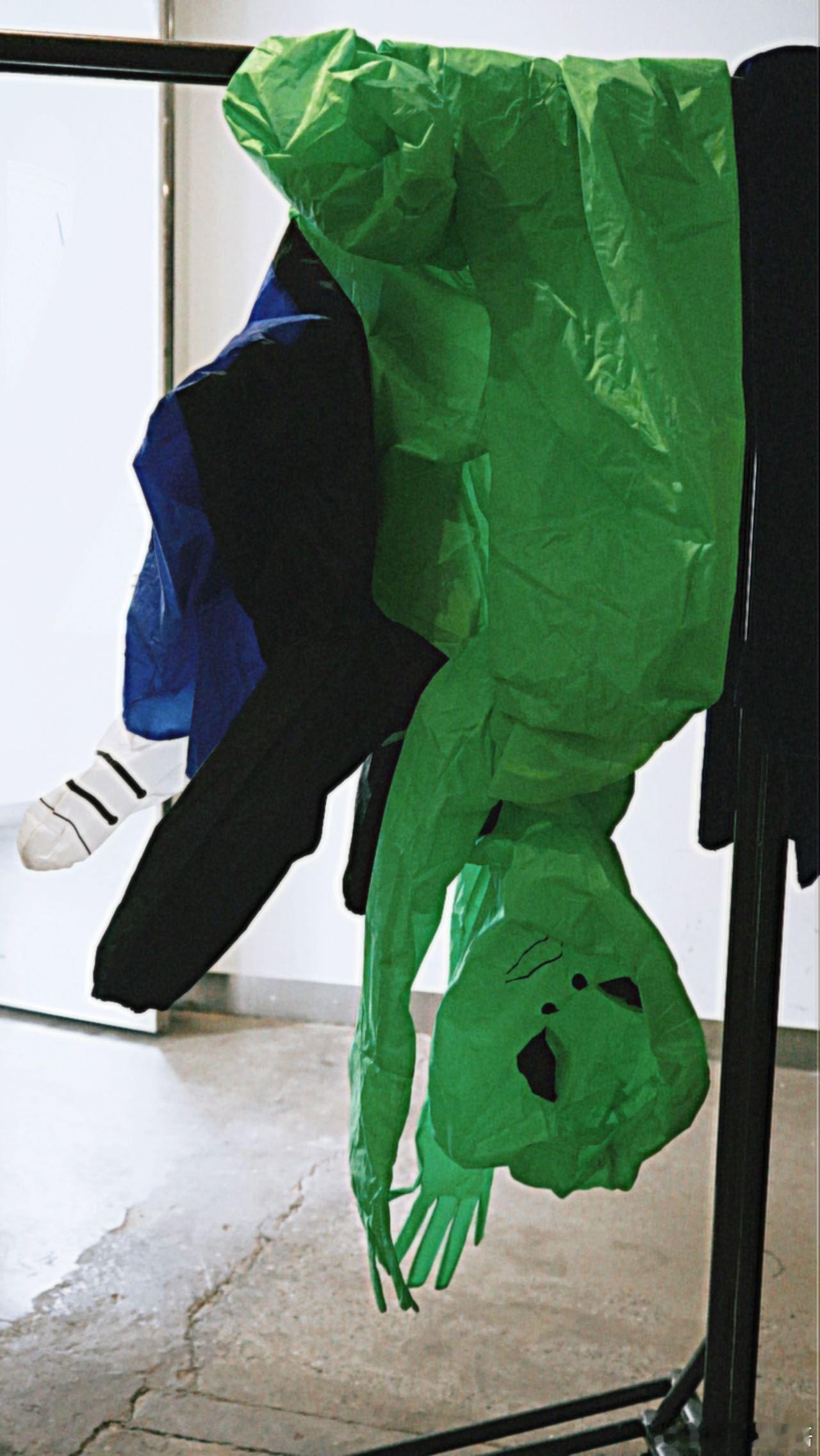 王源宇宙在靠近 今日发博外星人充气衣服➕飞船照片微博，并配文“宇宙在靠近”。感觉