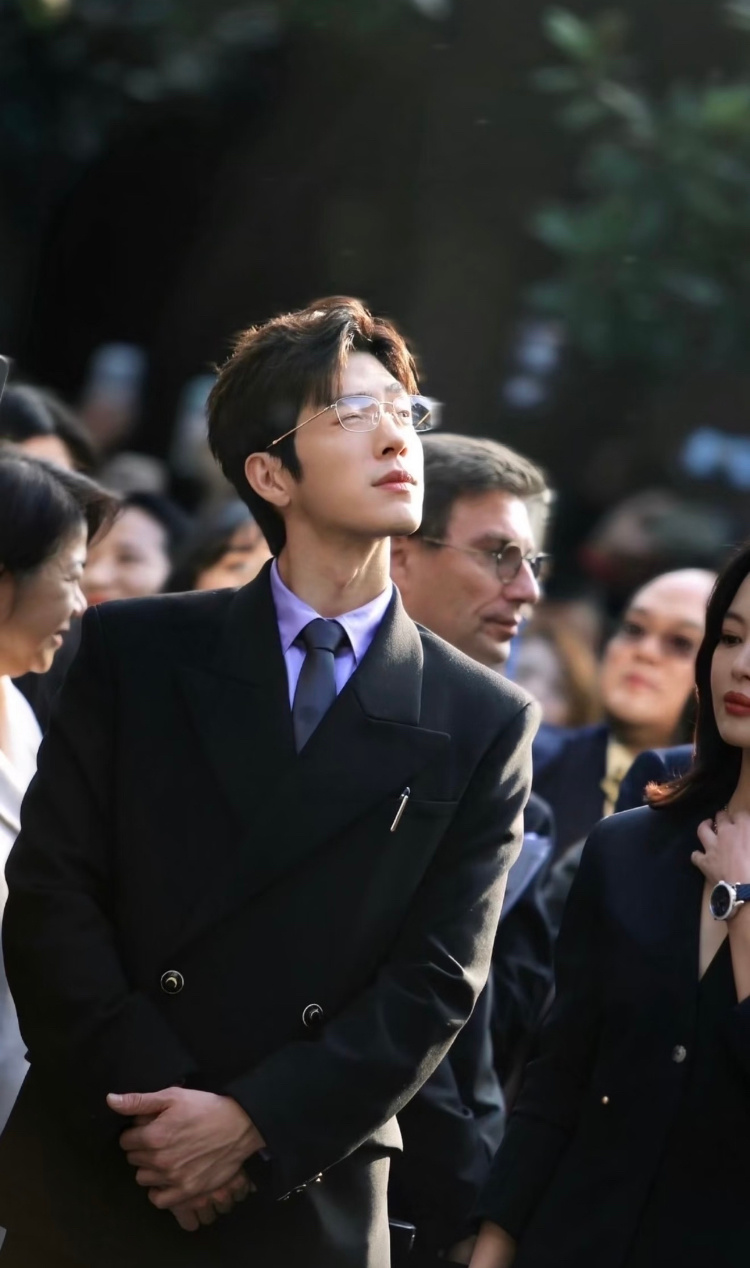 井柏然 升咖熟男风流行起来了，风向彻底变了！井柏然凭借《早春晴朗》爆火，演技成熟