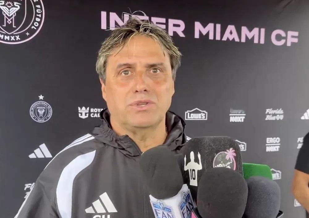 昨日凌晨迈阿密国际官宣主帅马斯切拉诺离任，由体育总监奥约斯接任，在随后他出席新闻