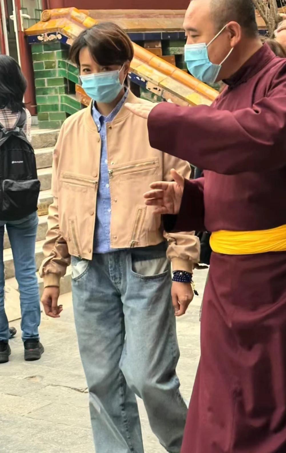 50岁的董卿近照
没想到她的私服居然是这个风格的
短发中性穿搭看起来好随性洒脱
