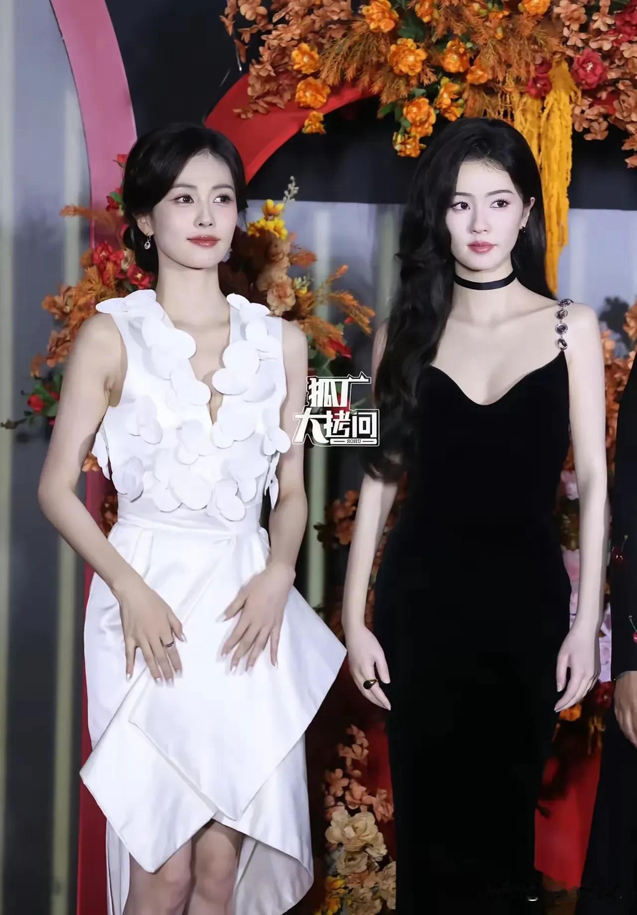 我居然傻傻分不清哪个是蜡像哪个是本尊了？
白鹿的蜡像比本人还要纤瘦美丽，
做得栩