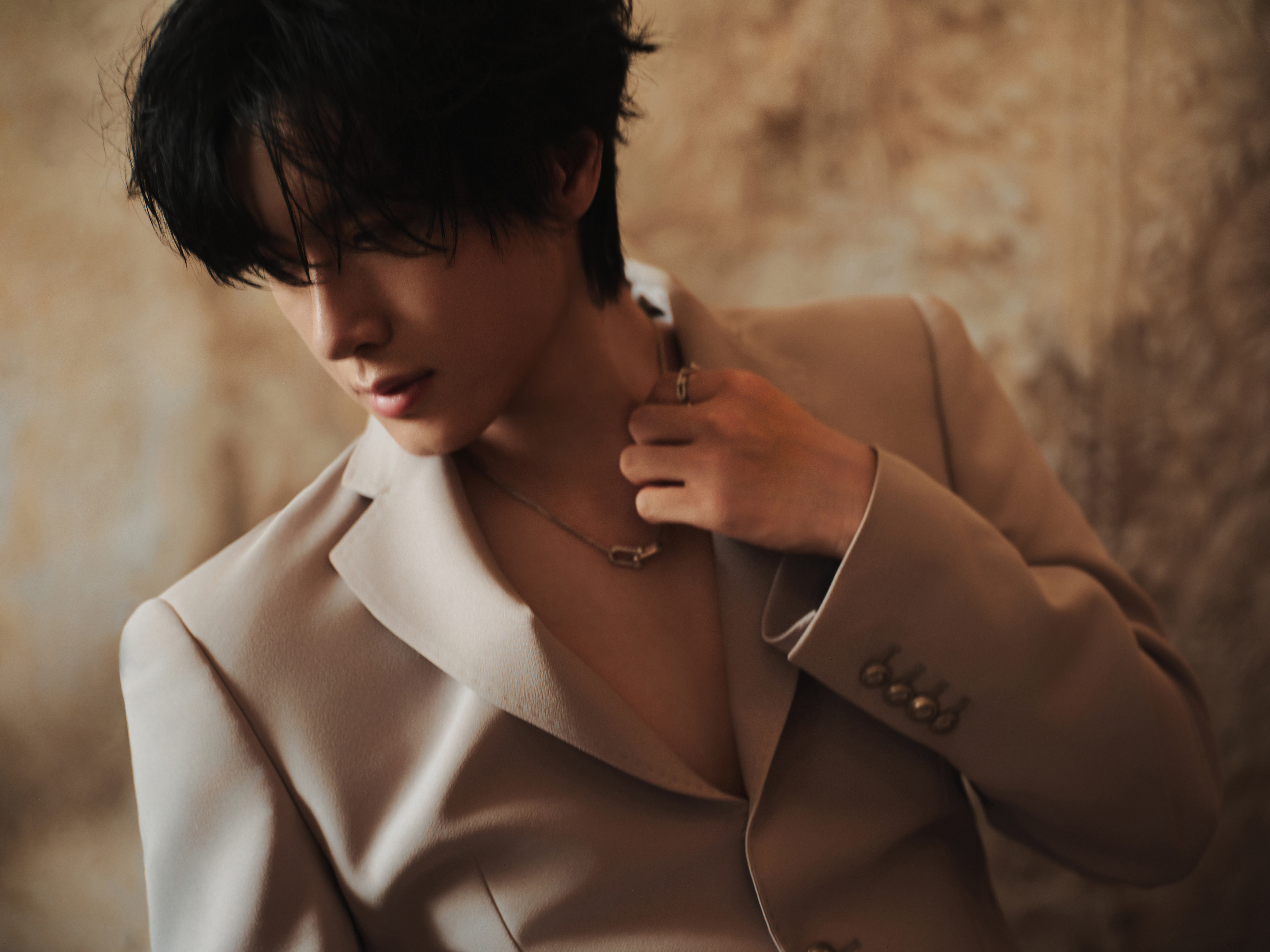 展轩今日出席QQ音乐超级巅峰之夜造型大片，身着Vivetta 2026秋冬系列时