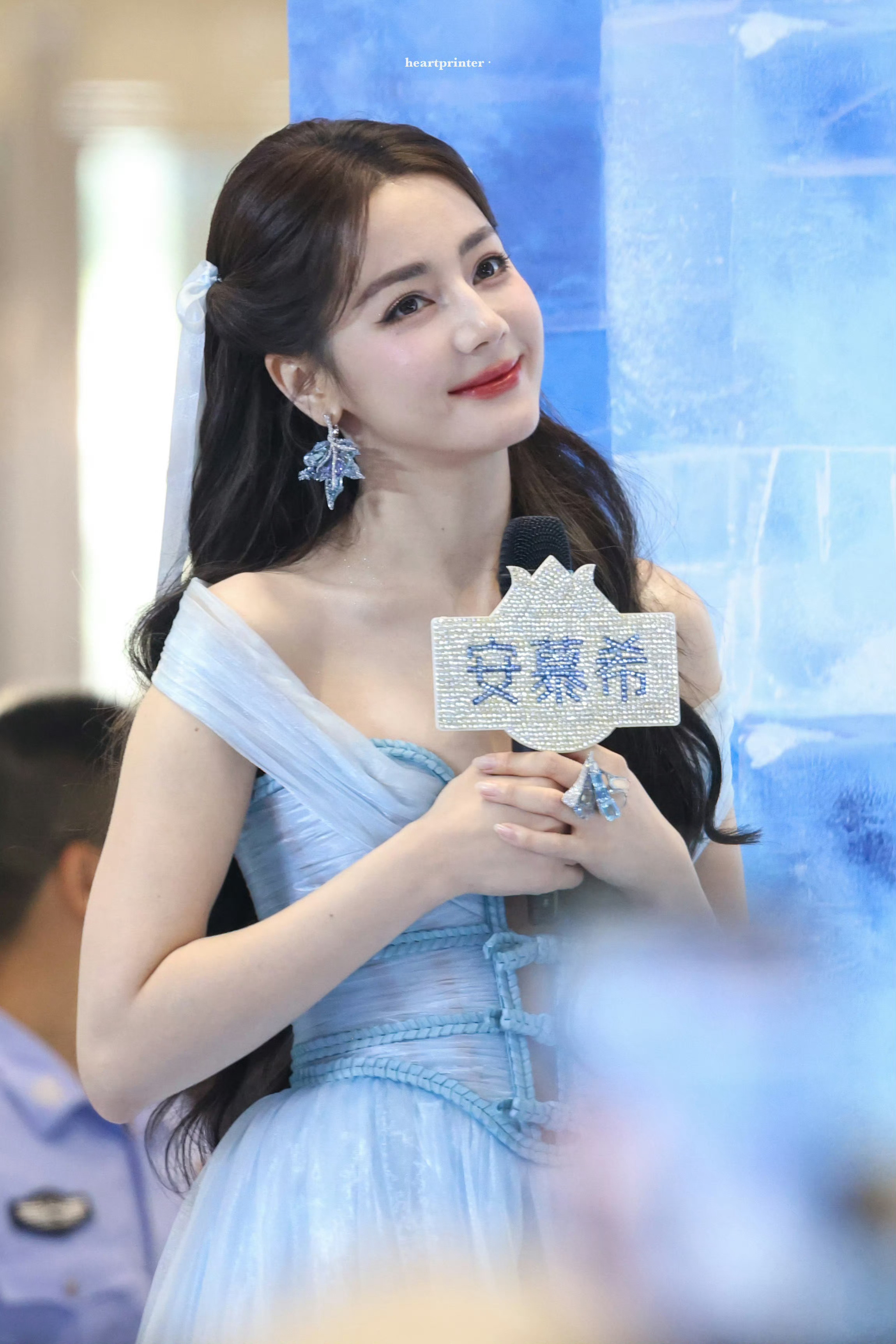 迪丽热巴全程都很不自在新浪的词条有读心术吗 只知道热巴今天特别漂亮，现场也很开心