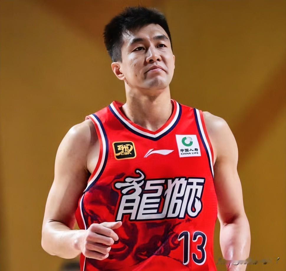 你可以说郭艾伦老了，
也可以说郭艾伦该退役了，
但有一点你绝对说不了，那就是
郭