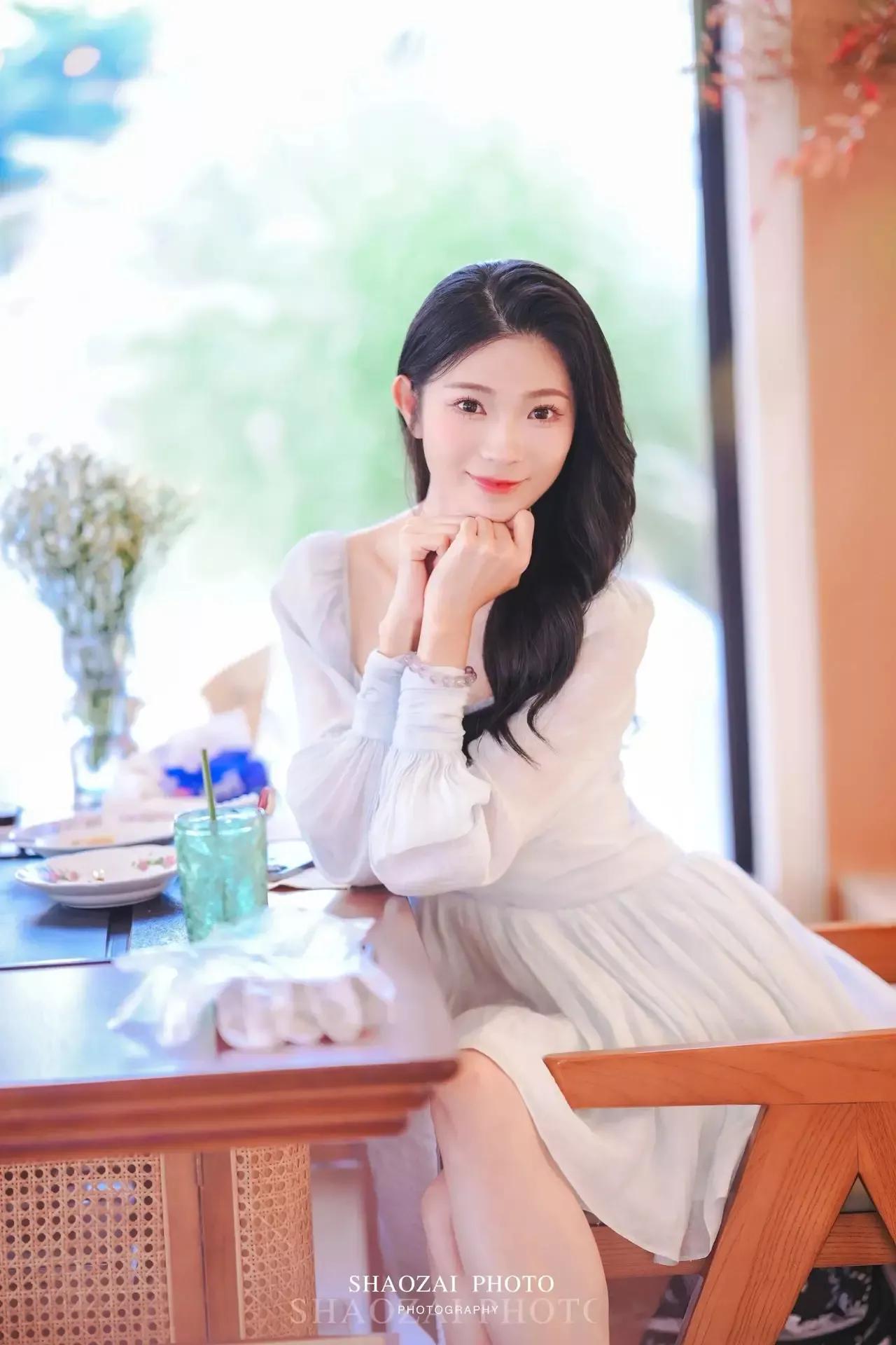 优雅餐厅，白衣少女，清新自然，静谧时光。温柔白裙少女 海边白衣少女 温柔白裙写真